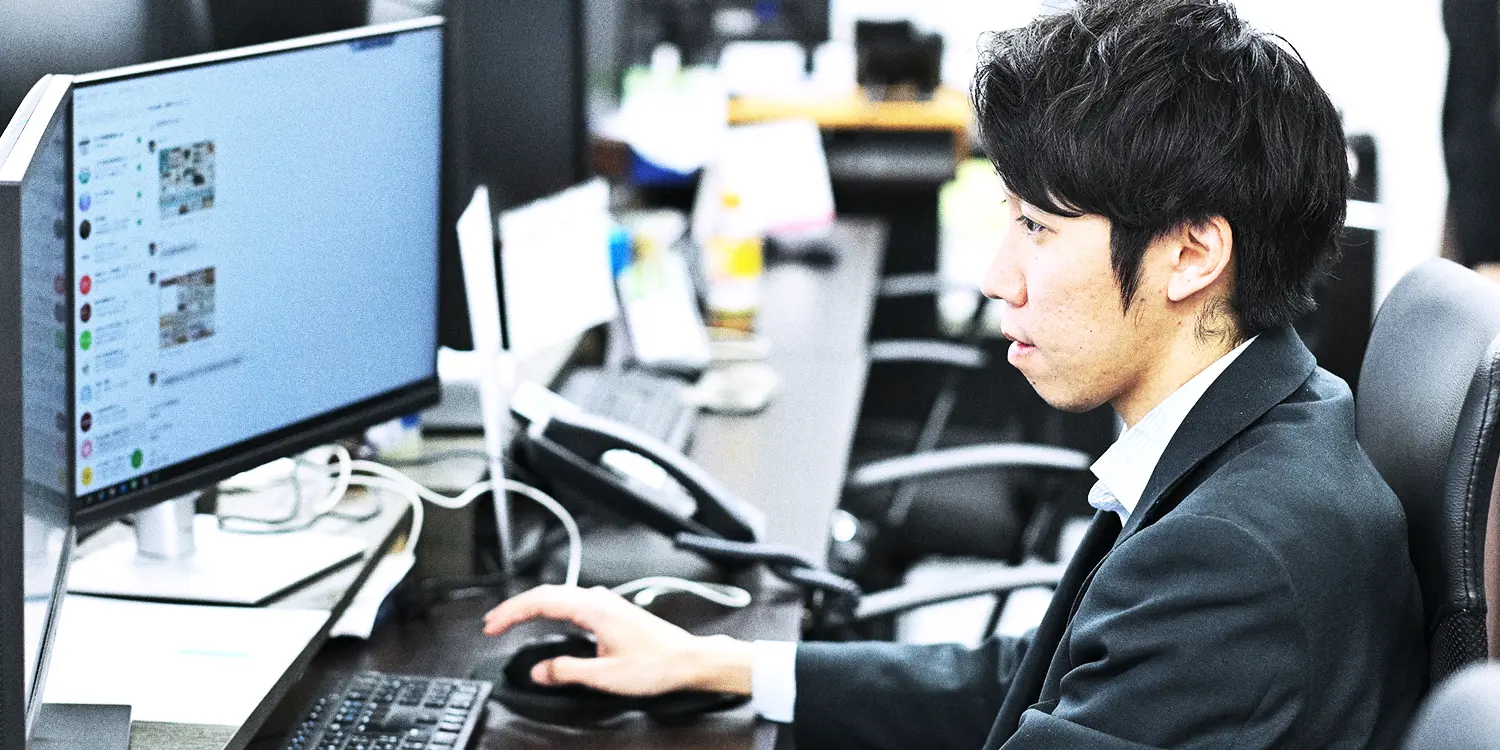 オフィスで働く男性