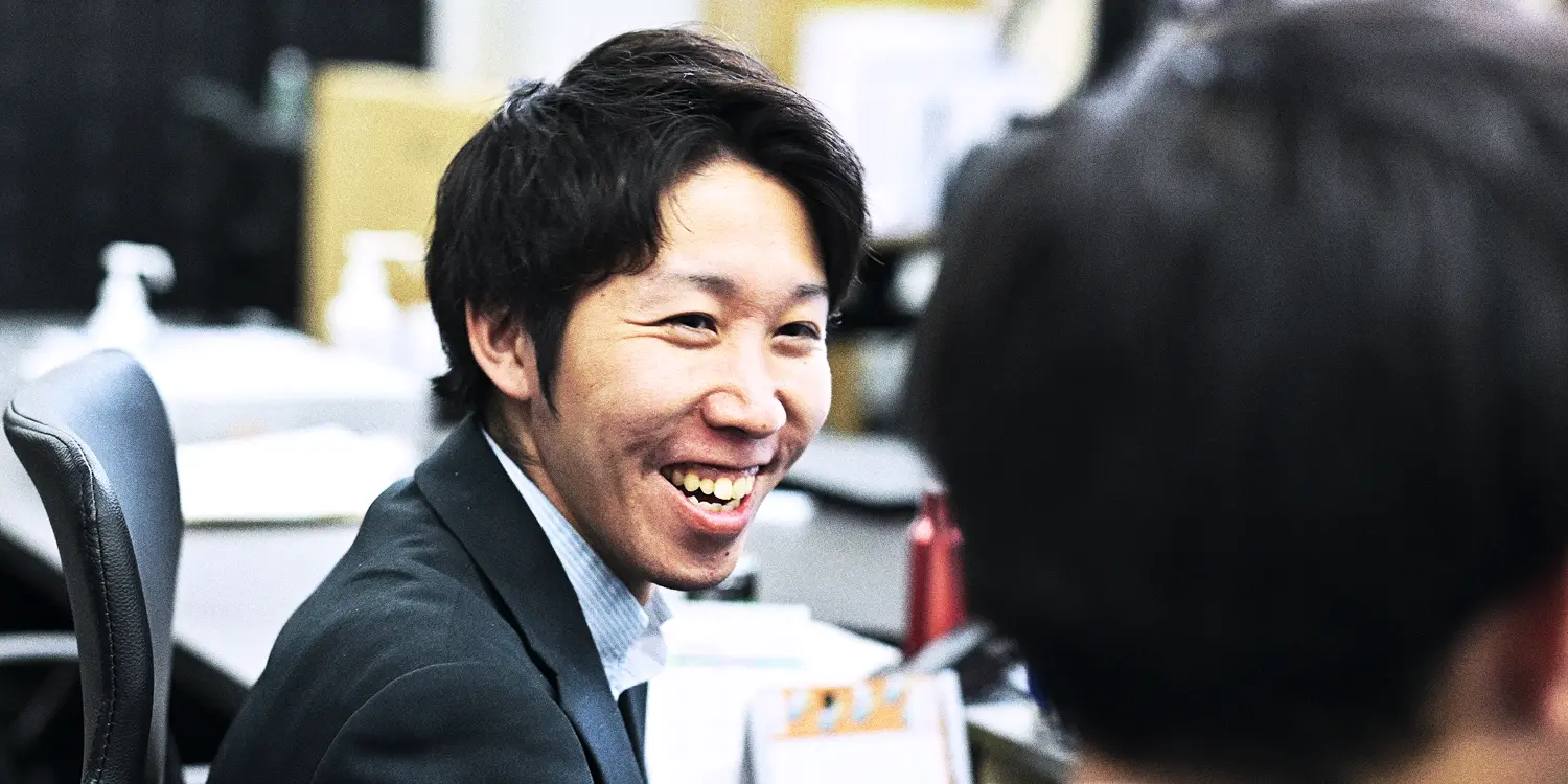 オフィスで働く男性