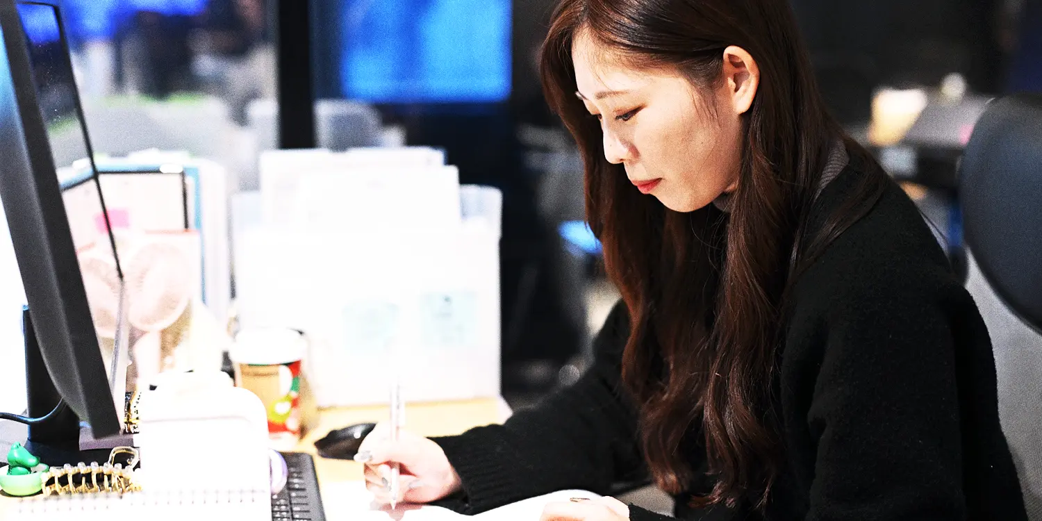 オフィスで働く女性