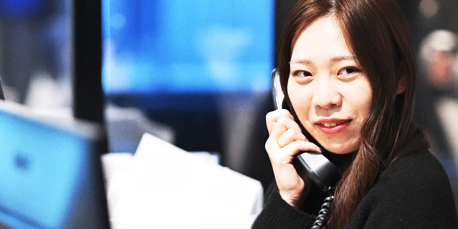 オフィスで働く女性