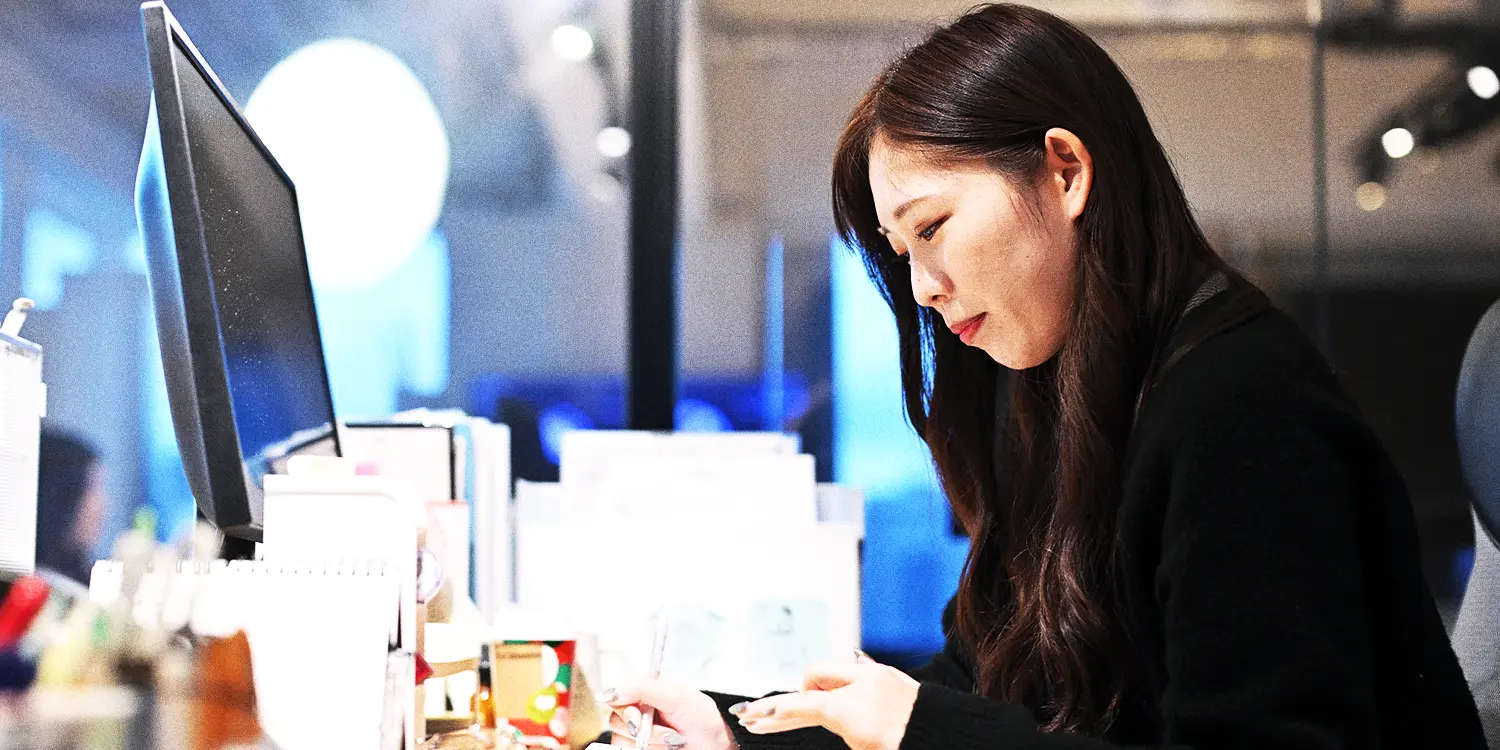 オフィスで働く女性