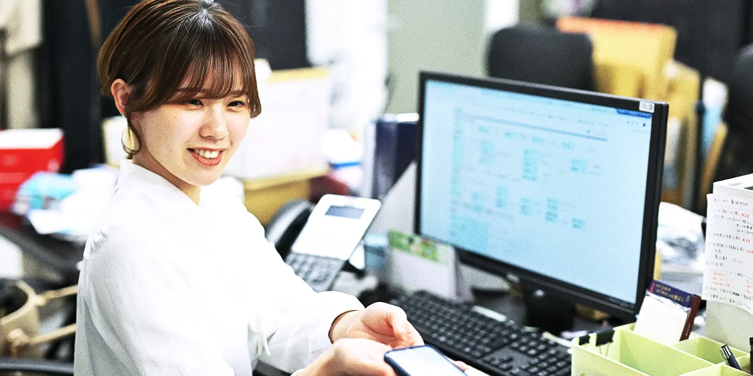 オフィスで働く女性