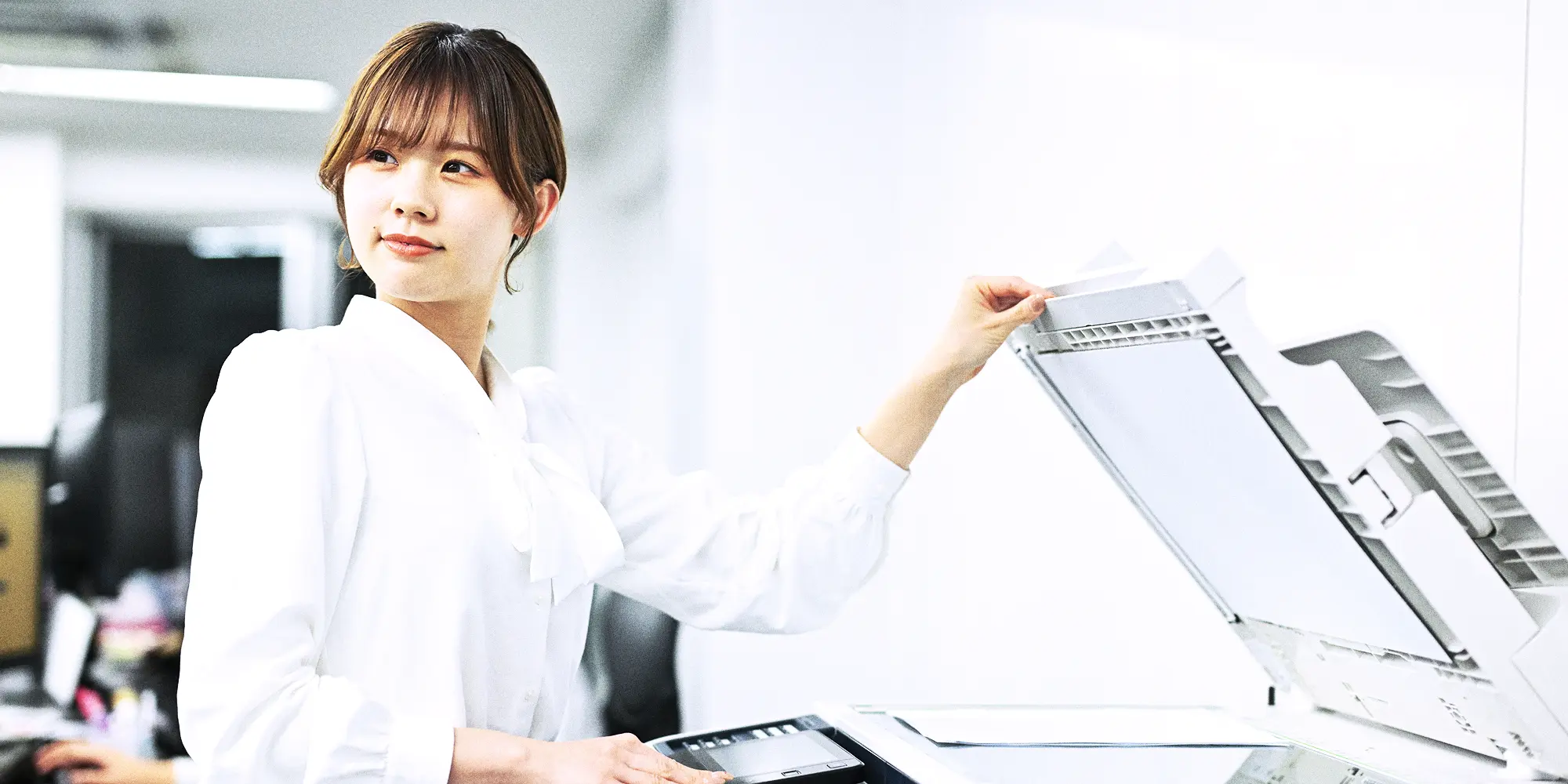 オフィスで働く女性