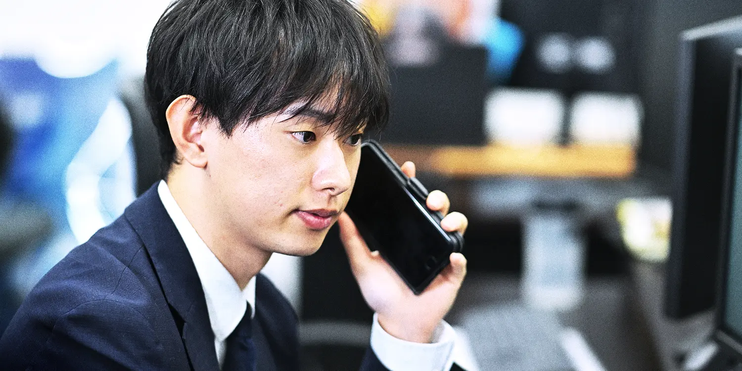 オフィスで働く男性