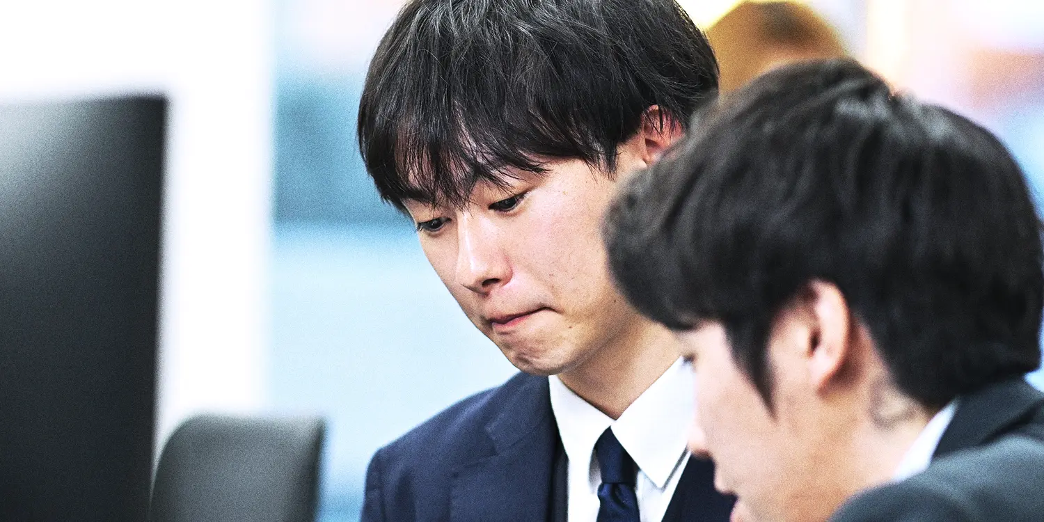 オフィスで働く男性