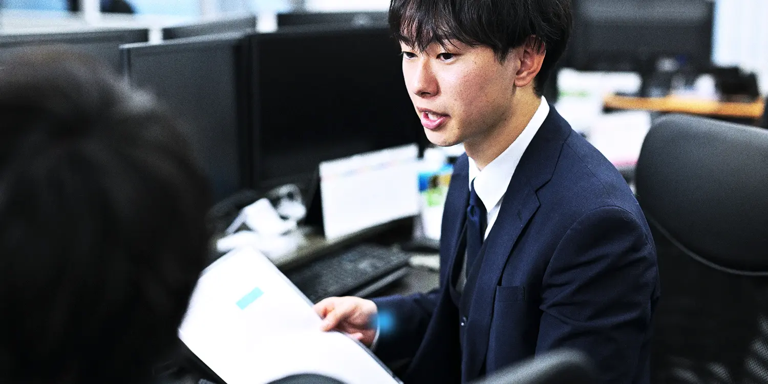 オフィスで働く男性