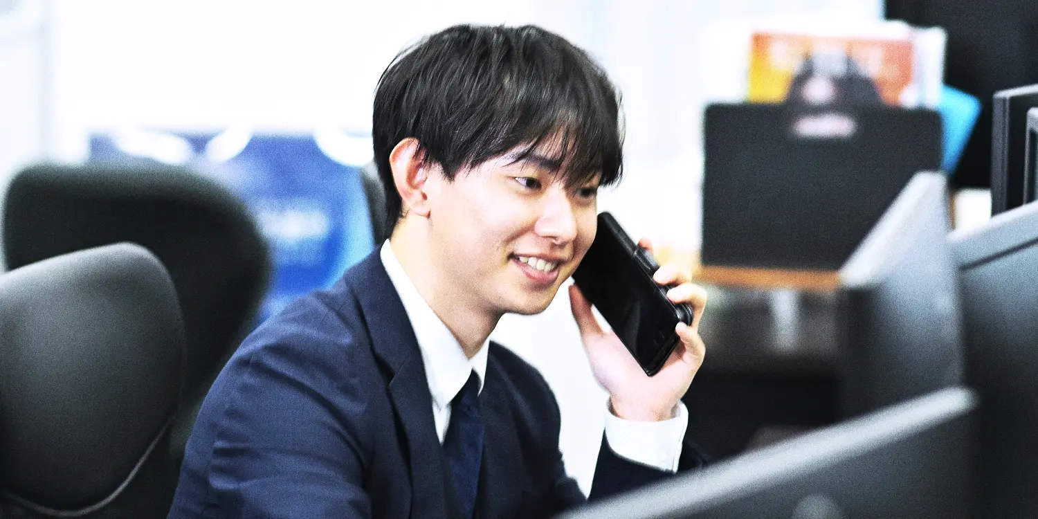 オフィスで働く男性