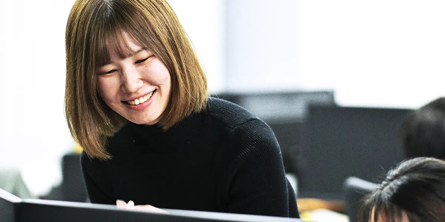 オフィスで働く女性