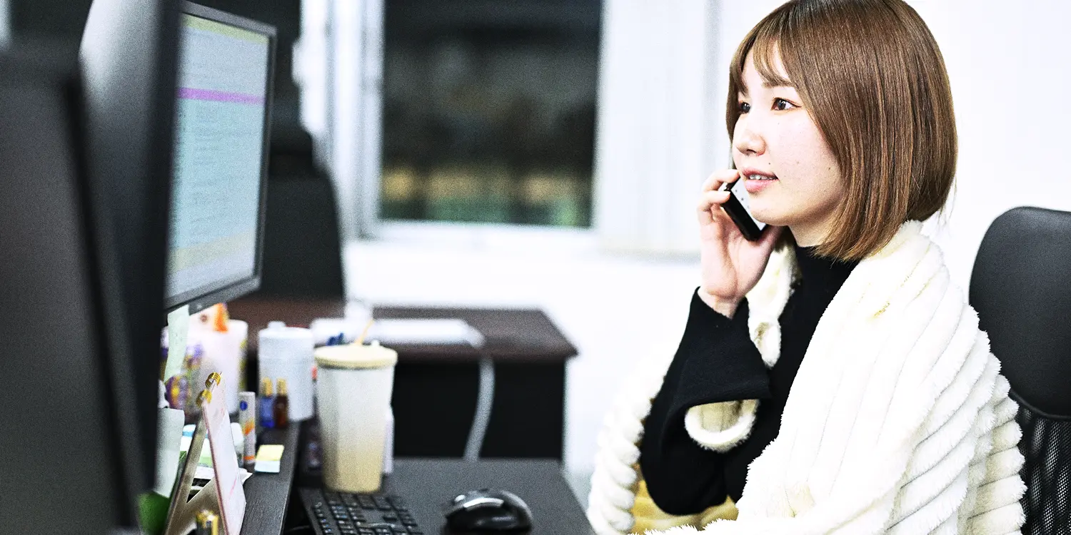 オフィスで働く女性