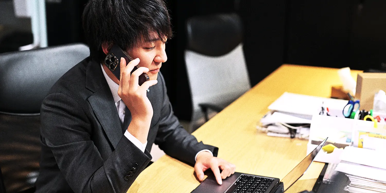 オフィスで働く男性