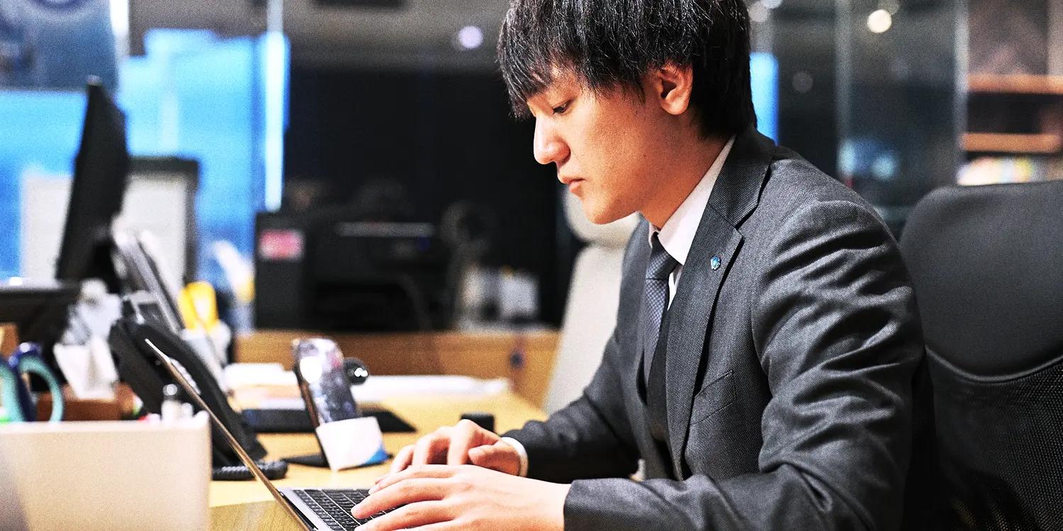 オフィスで働く男性