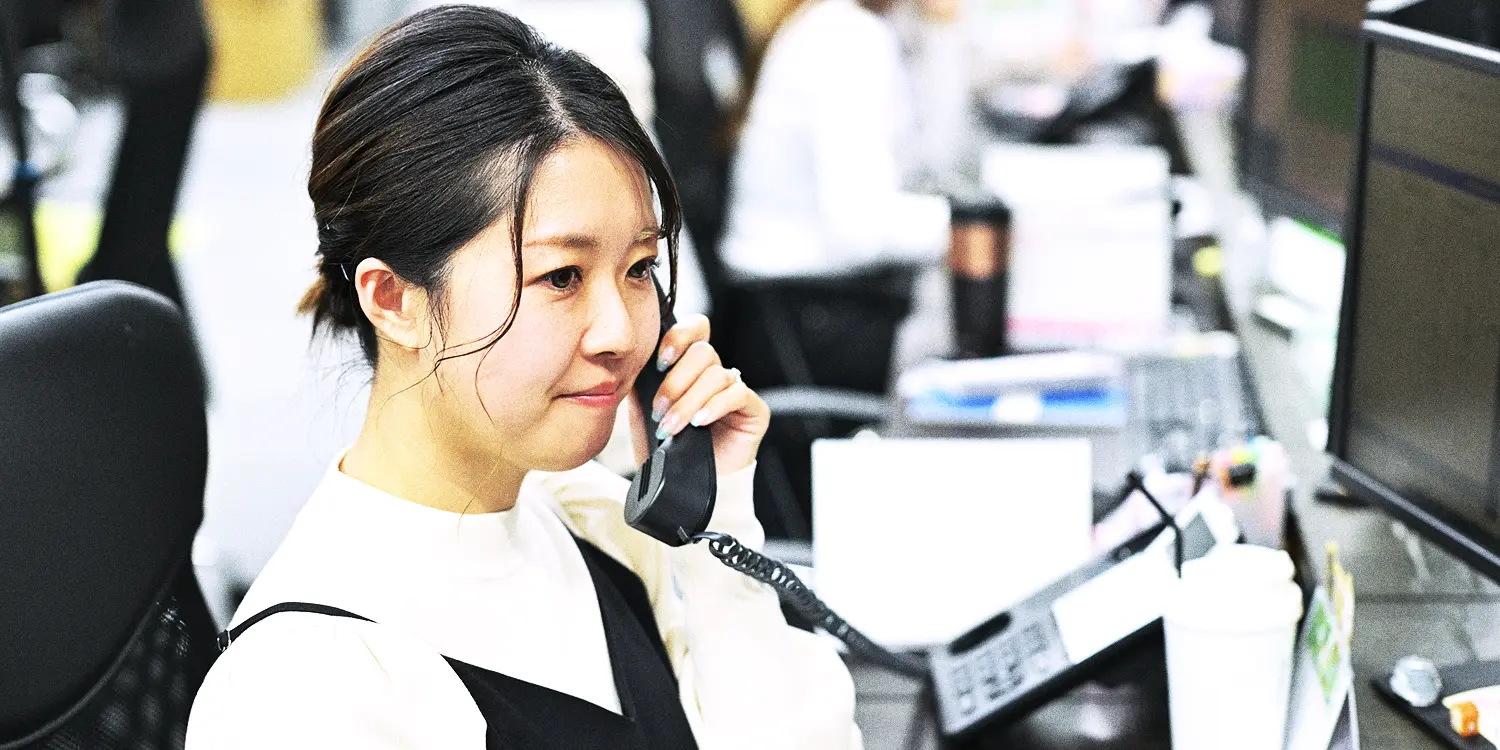 オフィスワークをする女性