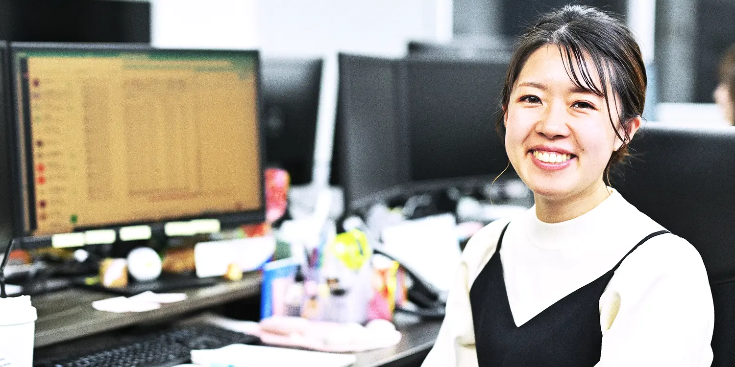 オフィスワークをする女性