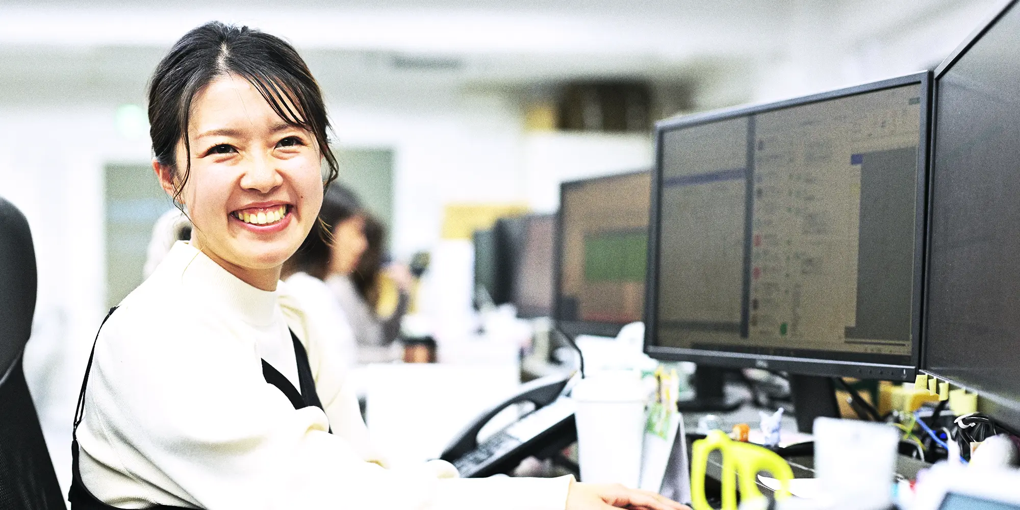 オフィスワークをする女性